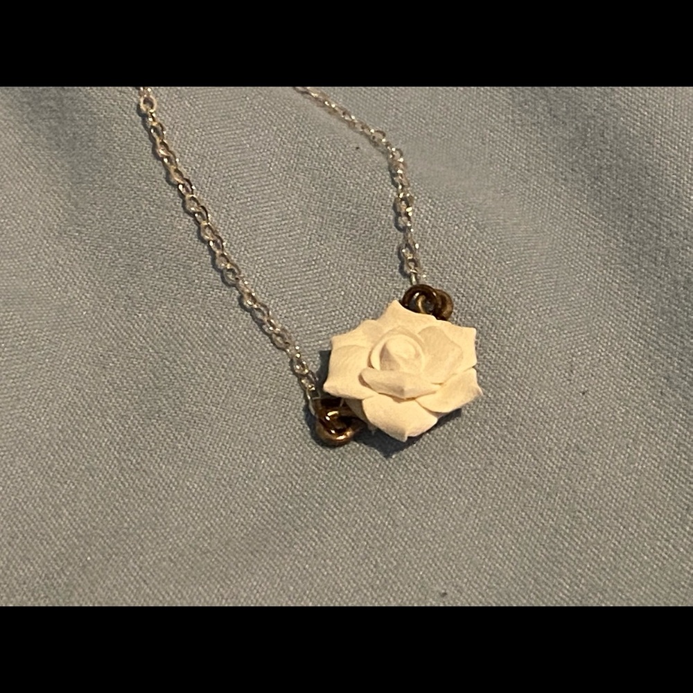 White flower necklace - Picture 3 of 4
